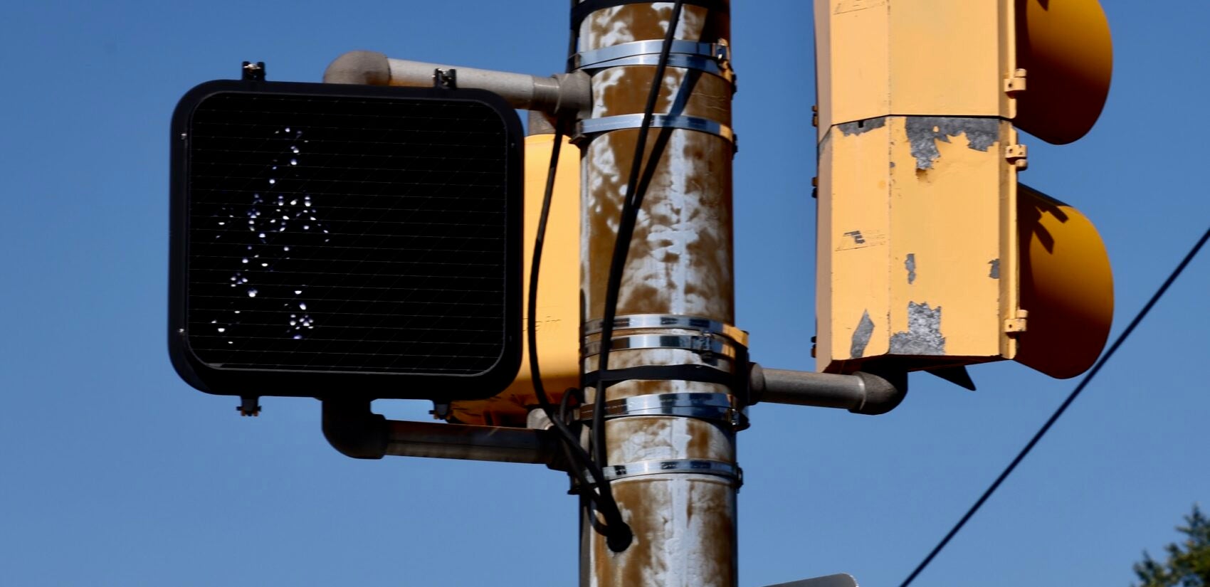 A barely legible crossing signal