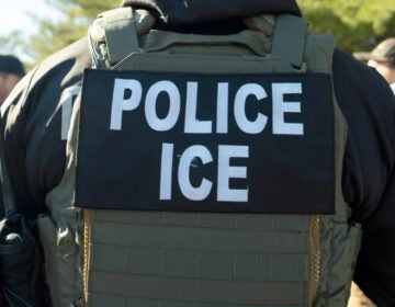 Un agente del Servicio de Inmigración y Control de Aduanas de Estados Unidos (ICE) escucha durante una sesión informativa, el lunes 27 de enero de 2025, en Silver Spring, Maryland